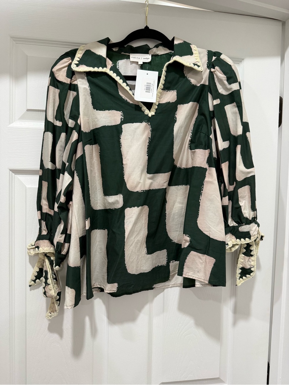entro Green & Cream Geometric Puff-Sleeve Blouse